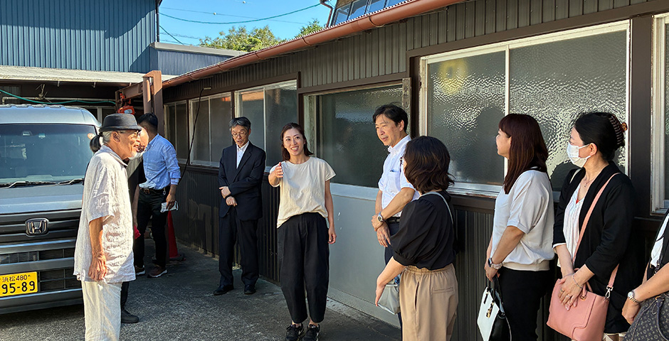 綿工連の視察が古橋織布で行われた。代表の古橋から工場を案内